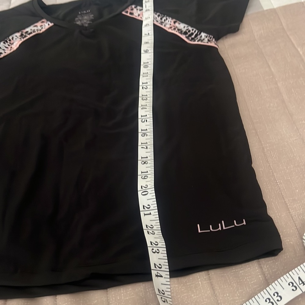 Lulu workout tee shirt with animal print detail - Picture 5 of 9